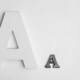 Symbolbild Typografie: 2 Buchstaben auf weißem Hintergrund